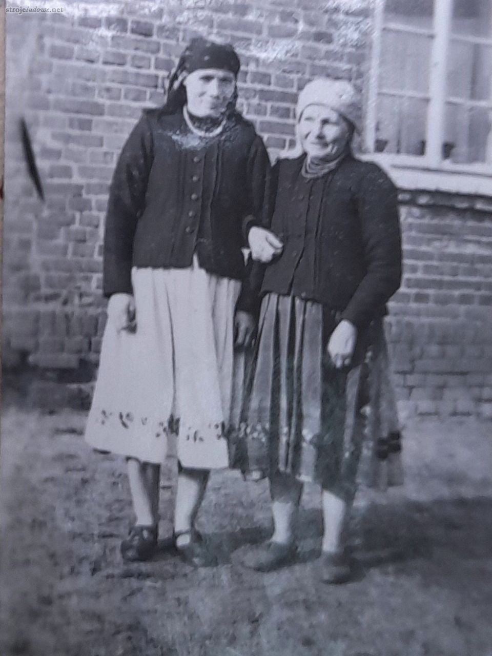 Sieradzanki w strojach, Sieradzkie, 1957 r. Archiwum Etnograficzne Muzeum Archeologicznego i Etnograficznego w Łodzi, fot. K.Wecel

W okresie międzywojennym modne stały się kaftany, które zakładano do samodziałowych kiecek. Na przełomie XIX i XX w. kaftany <em>z ogonem</em> szyto z samodziałów,  a <em> mamelki</em> z sukna. Natomiast modne w okresie międzywojennym kaftany o prostym kroju ozdobione zaszyciami i zakładkami szyto już z tkanin fabrycznych, jednobarwnych.  Często noszono je poza domem, również na co dzień.
