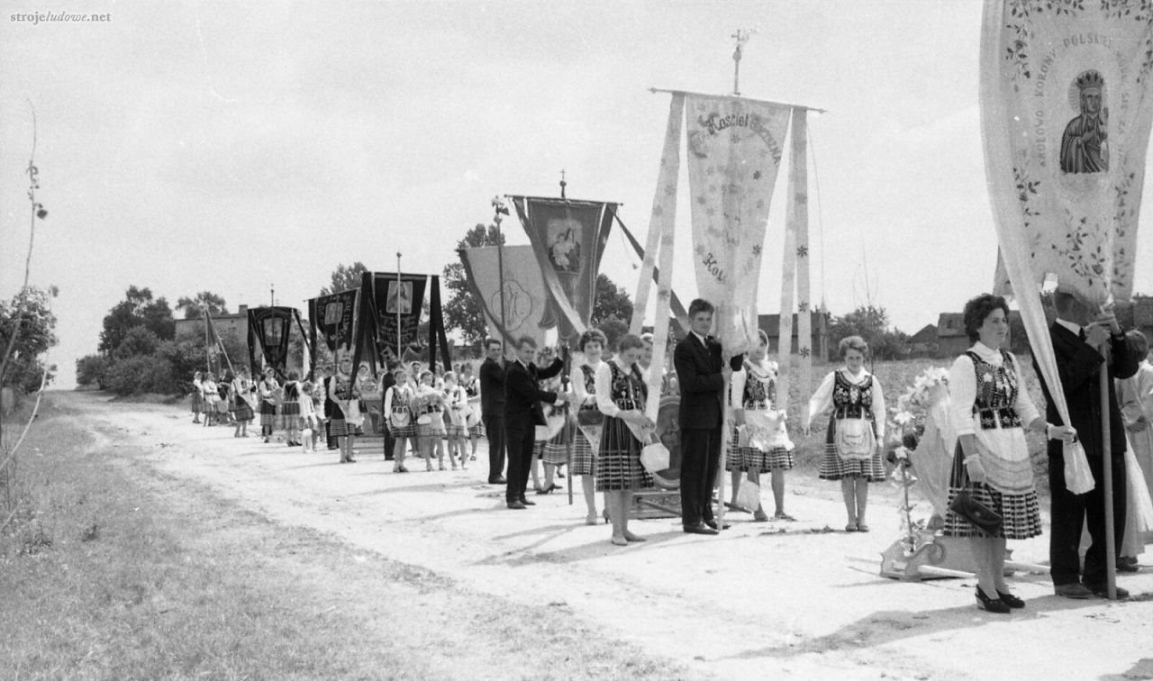 Kobiety w strojach z okolic Czarnocina podczas procesji z okazji Bożego Ciała, 1953 r., Archiwum Etnograficzne Muzeum Archeologicznego i Etnograficznego w Łodzi,  fot. K. Wecel