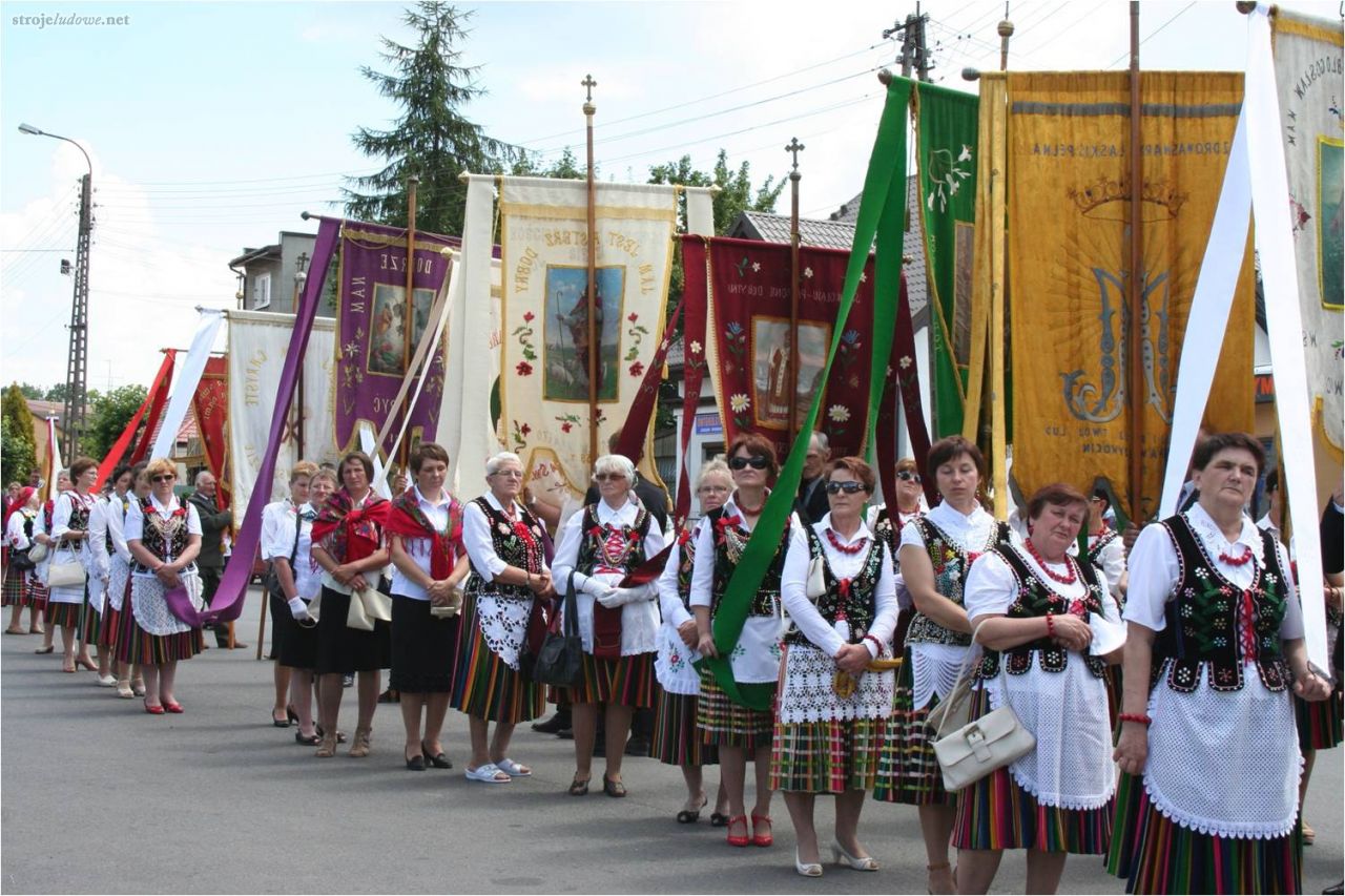 Współcześnie noszone stroje piotrkowskie podczas procesji z okazji Bożego Ciała, Wolbórz 2014 r., fot. A. Woźniak 