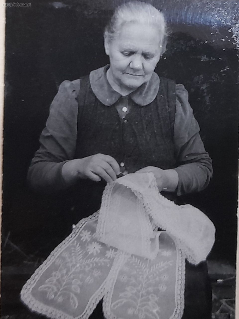 Czepkarka, kobieta trudniąca się wykonywaniem czepców, Wieluńskie, 1957 r.  Archiwum Etnograficzne Muzeum Archeologicznego i Etnograficznego w Łodzi, fot. K. Wecel

Czepce na wsiach wykonywały kobiety specjalizujące się w tej sztuce zwane czepkarkami. Swoje umiejętności najczęściej przekazywały w rodzinie z pokolenia na pokolenie. Czepkarstwo wymagało szczególnych zdolności. Oprócz znajomości kroju i szycia, trzeba było umieć haftować na tiulu a także układać falbanki, czyli ozdoby naszywane wokół główki czepców.
