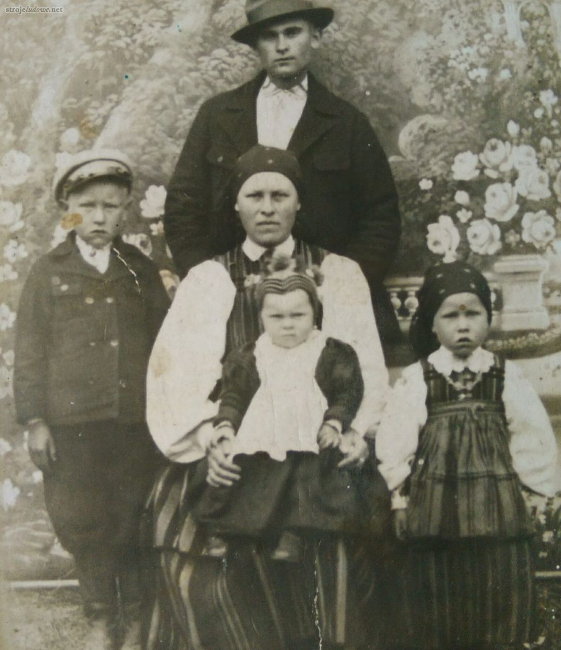 Rodzina z Wygnanowa w strojach świątecznych, okres międzywojenny. Fotografia z prywatnego archiwum.

Podstawowym ubrankiem dla małych dzieci były koszulki. W wieku trzech lat dziewczynki dostawały lniano-wełniane fartuszki do perkalowych sukienek, a potem wełniaczki w drobne prążki. Starsze dzieci nosiły ubrania, które były odzwierciedleniem strojów dorosłych. Charakterystycznym elementem noszonym przez najmłodsze dzieci były ozdobne czapeczki szyte w „kwaterki” lub dziergane z wełny.
