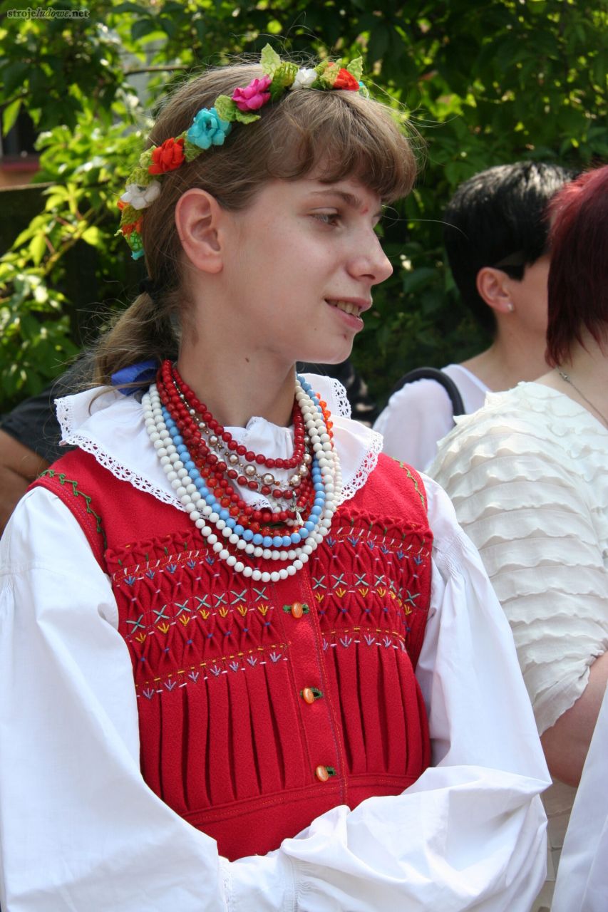Stanik letniej sukienki ozdobiony tzw. wodami, Sieradzkie, 2018 r., fot. A. Woźniak