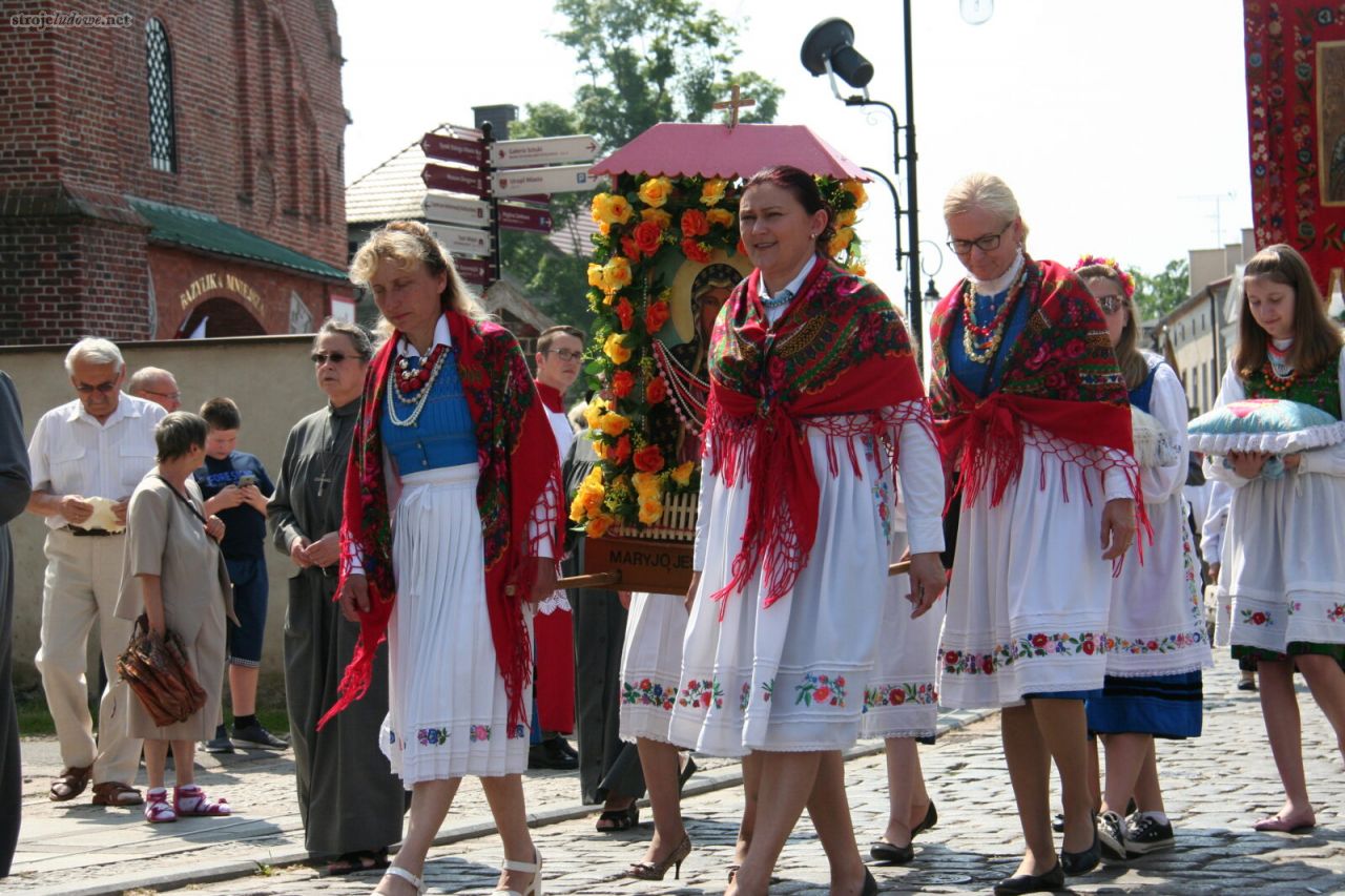 Sieradzanki we współcześnie uszytych strojach podczas procesji Bożego Ciała, Sieradz 2018 r., fot. A. Woźniak 