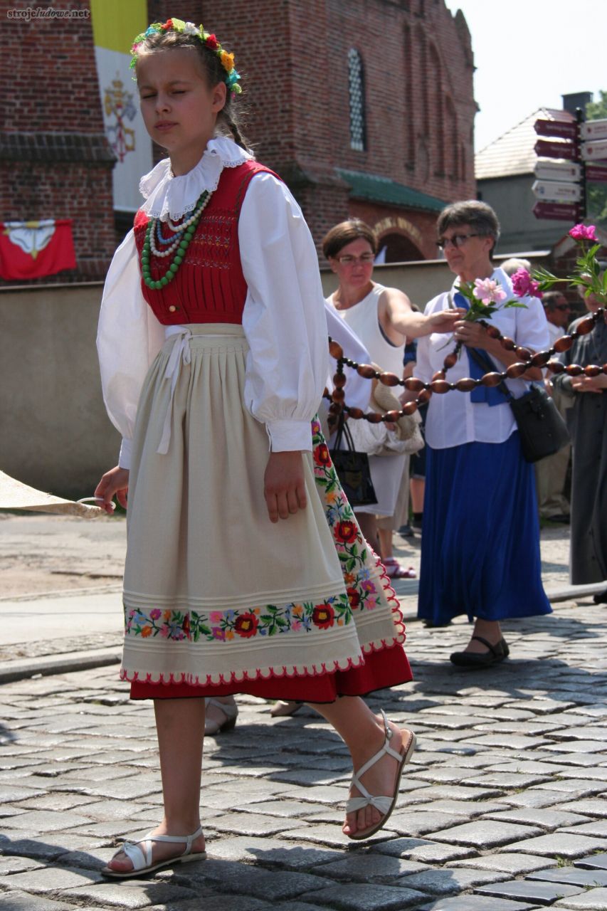 Sieradzanka we współcześnie uszytym stroju podczas procesji Bożego Ciała, Sieradz 2018 r., fot. A. Woźniak 