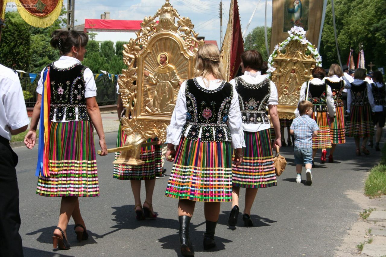 Współcześnie noszone stroje w podczas procesji na Boże Ciało, Wolbórz 2014 r., fot. A. Woźniak 