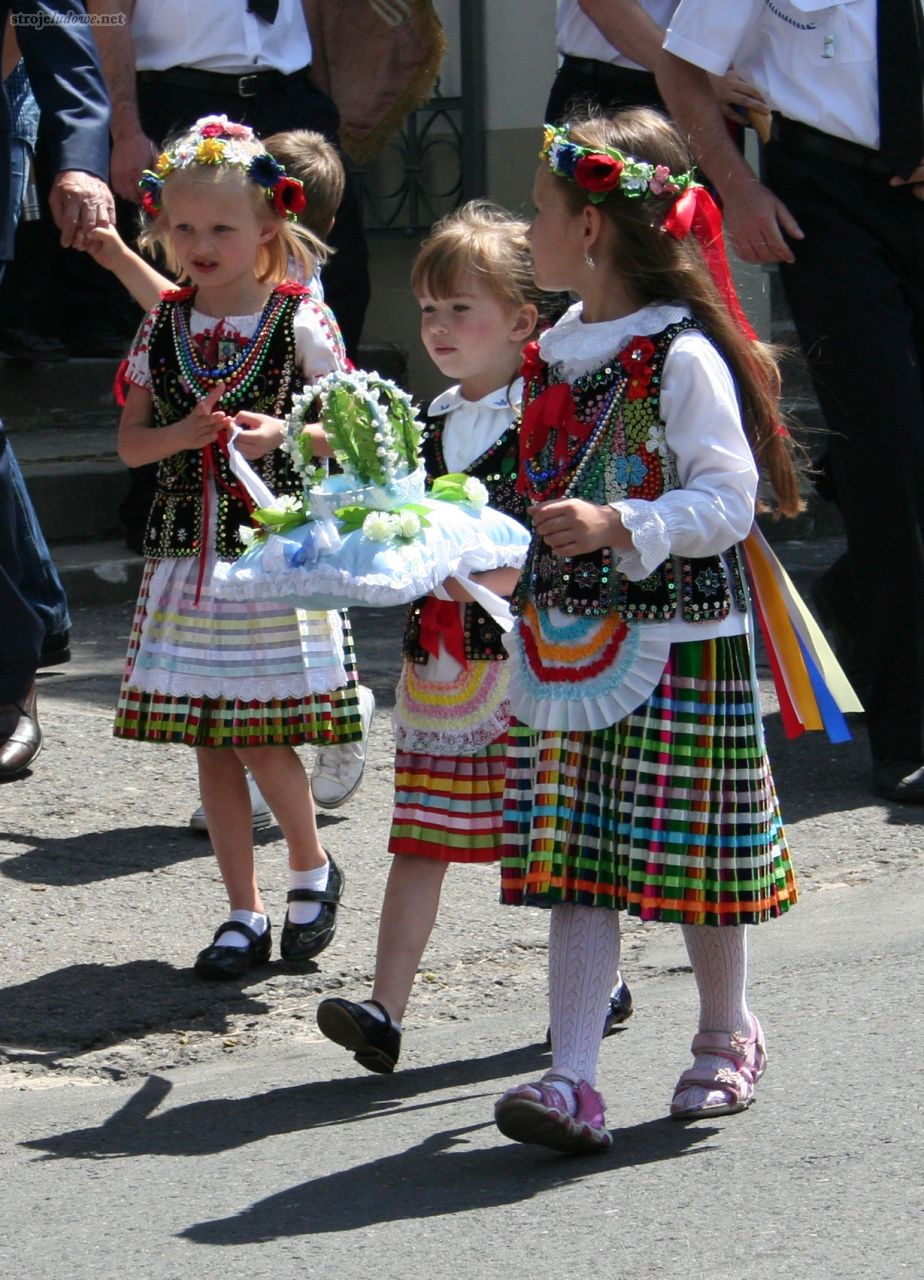 Dziewczynki we współcześnie noszonych strojach  podczas procesji na Boże Ciało, Wolbórz 2014 r., fot. A. Woźniak 


