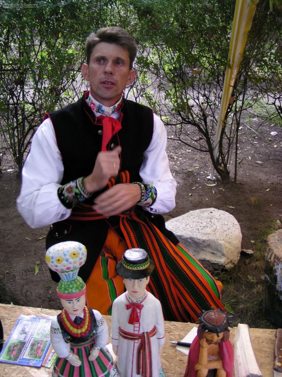 Rzeźbiarz Wojciech Brzozowski ze Sromowa w stroju łowickim, 2008 r., fot. M. Bartosiewicz.

Strój złożony z portek z pomarańczowym tłem, pasa z tłem odpowiadającym kolorystyce portek, czarnej kamizeli – lejbika, koszuli bielunki i aksamitnych rękawków z haftem koralikowym.