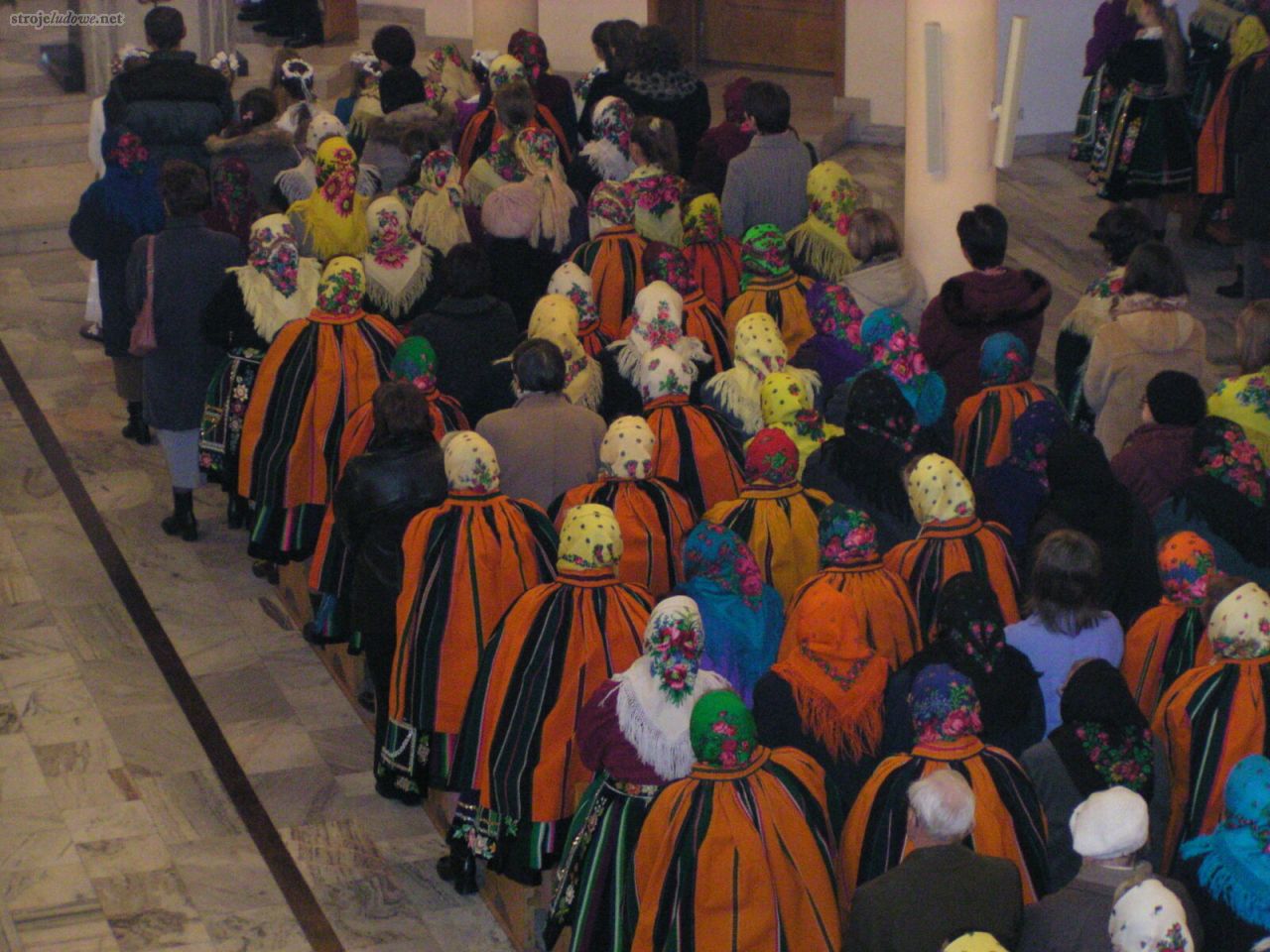 Starsze kobiety w zapaskach naramiennych. Odpust na św. Marcina w parafii Wysokienice 2012 r., fot. M. Bartosiewicz