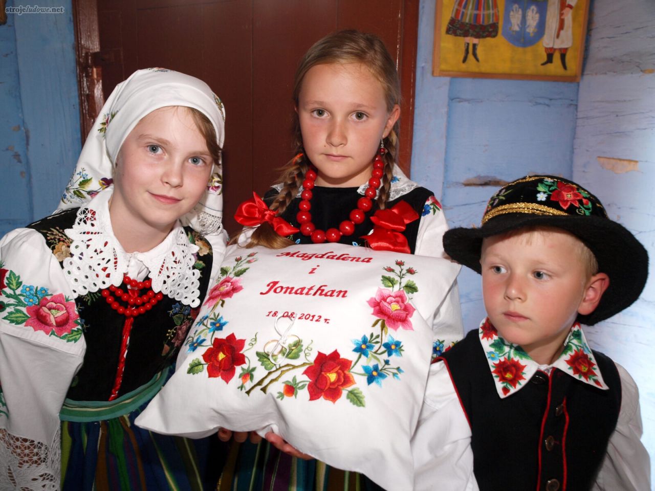 Dzieci w strojach łowickich, niosące poduszkę na obrączki ślubne dla pary młodej, Maurzyce, 2012, fot. M. Bartosiewicz