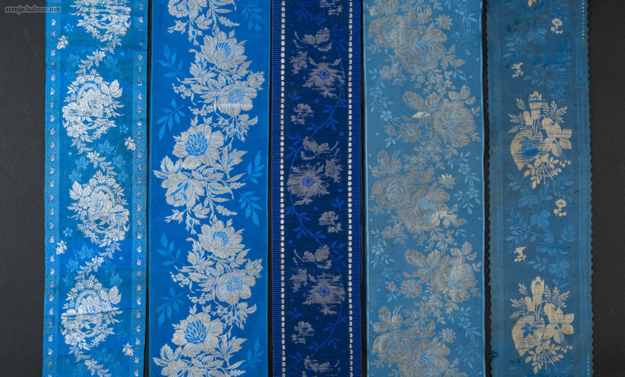 Przykłady wstążek do&nbsp;stroju rozbarskiego, lata 20. – 40. XX&nbsp;w. Ze&nbsp;zbiorów Muzeum Górnośląskiego w&nbsp;Bytomiu.