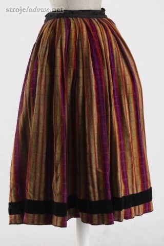 Spódnica <em>fryzka</em> noszona jako wierzchnia w&nbsp;ubiorze codziennym, Dąbrówka Wielka (Piekary Śląskie), druga dekada XX&nbsp;w. Ze&nbsp;zbiorów Muzeum Górnośląskiego w&nbsp;Bytomiu.