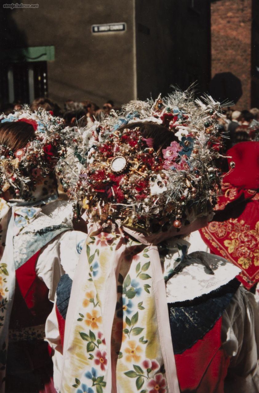 Wianek – <em>galanda</em> do&nbsp;dziewczęcego, odświętnego, stroju rozbarskiego, Dąbrówka Wielka (obecnie dzielnica Piekar Śląskich), 1994&nbsp;r., fot. Tomasz Szemalikowski. Ze&nbsp;zbiorów Muzeum Górnośląskiego w&nbsp;Bytomiu.