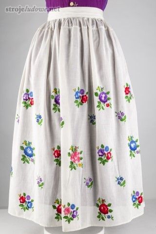 Fartuch na&nbsp;letnie niedzielne popołudnia, Dąbrówka Wielka (Piekary Śląskie), lata 20. XX&nbsp;w. Ze&nbsp;zbiorów Muzeum Górnośląskiego w&nbsp;Bytomiu.