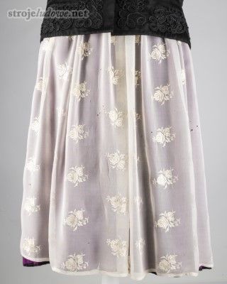 Fartuch woalowy, Dąbrówka Wielka (Piekary Śląskie), lata 20. XX&nbsp;w. Ze&nbsp;zbiorów Muzeum Górnośląskiego w&nbsp;Bytomiu.