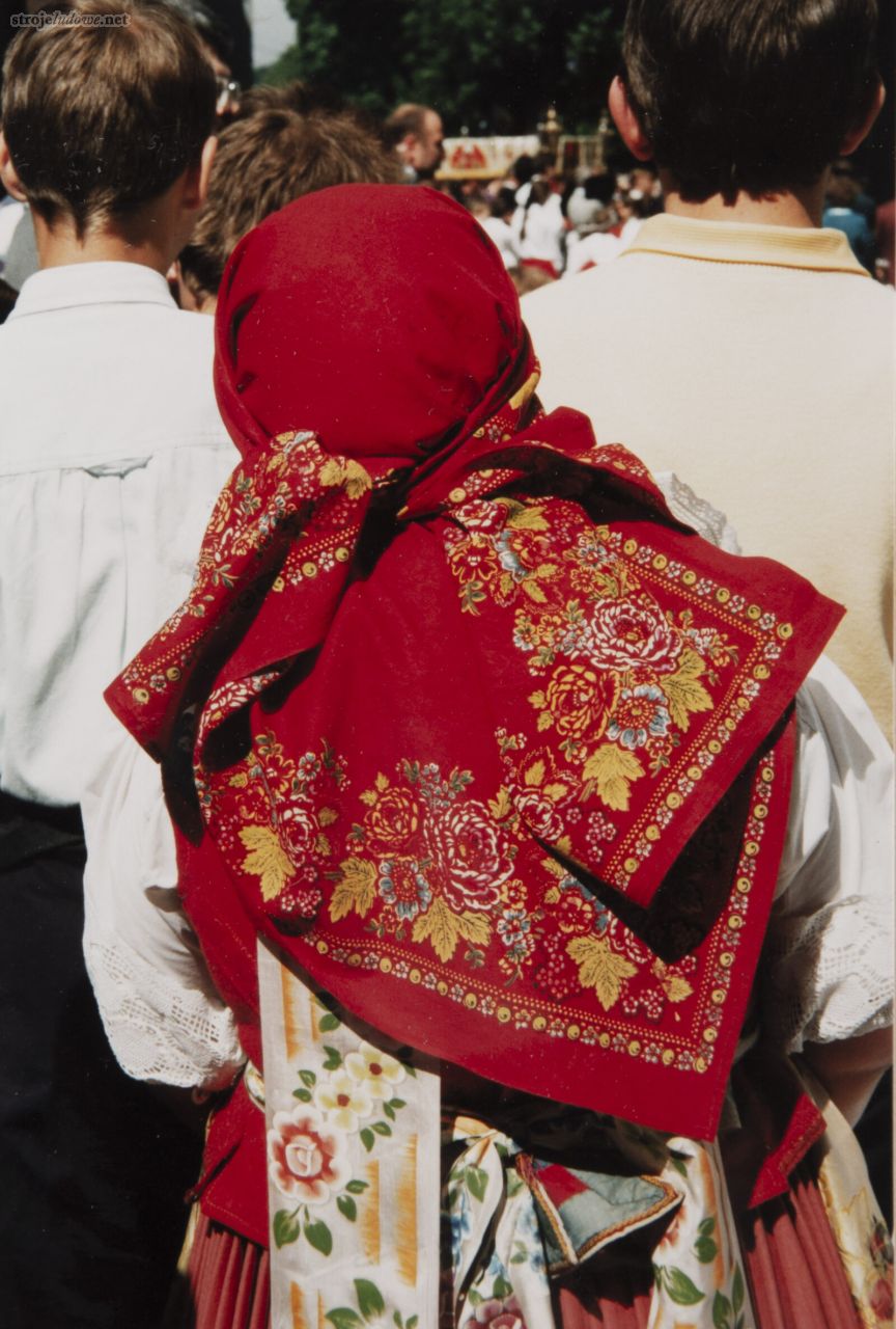 Kobieta w&nbsp;chustce purpurce do&nbsp;odświętnego stroju rozbarskiego, Dąbrówka Wielka (obecnie dzielnica Piekar Śląskich), 1994&nbsp;r., fot. Tomasz Szemalikowski. Ze&nbsp;zbiorów Muzeum Górnośląskiego w&nbsp;Bytomiu.
