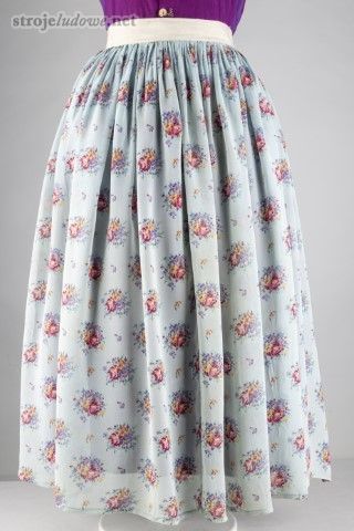 Fartuch żorżetowy, Dąbrówka Wielka (Piekary Śląskie), lata 30. XX&nbsp;w. Ze&nbsp;zbiorów Muzeum Górnośląskiego w&nbsp;Bytomiu.