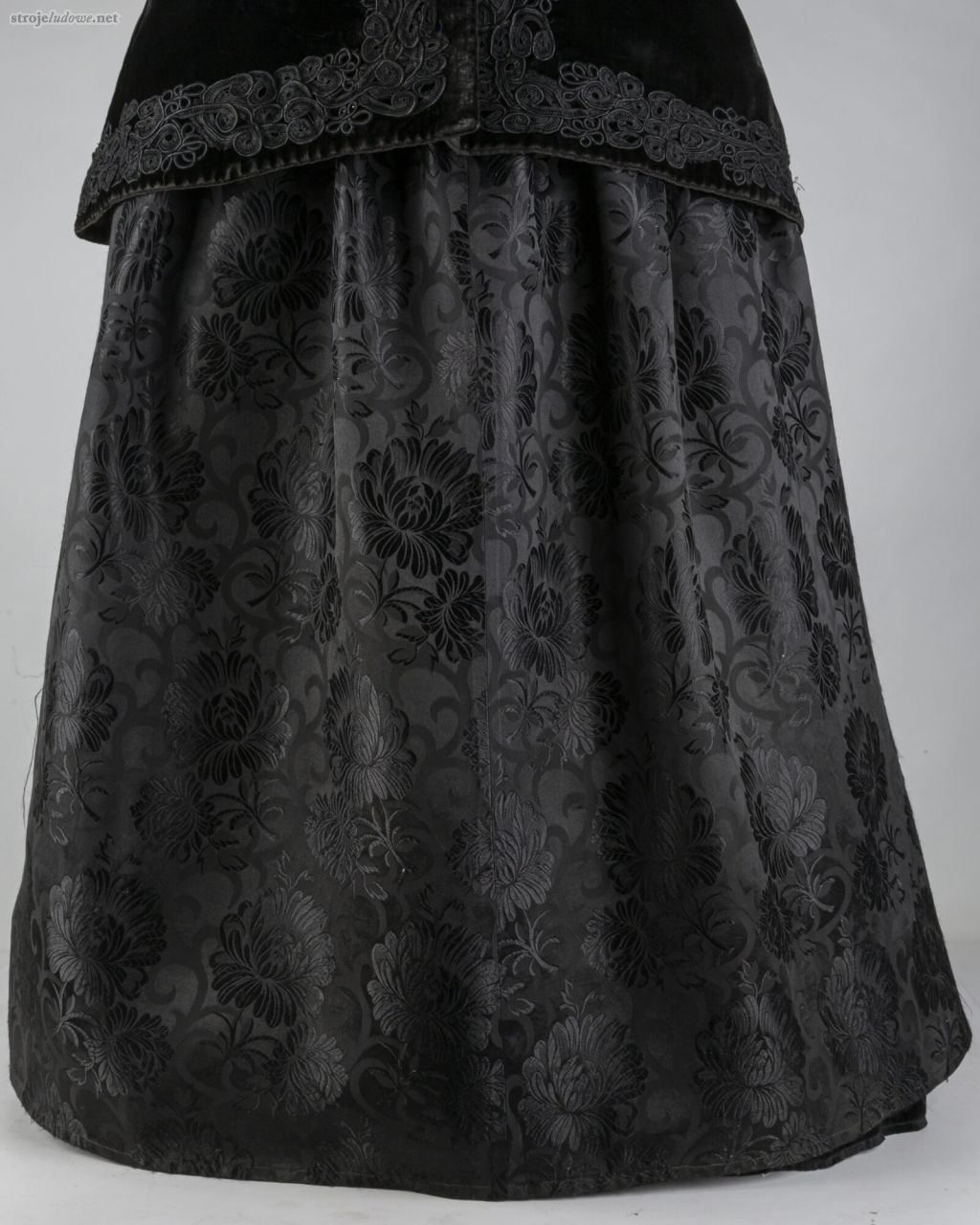 Fartuch do&nbsp;stroju żałobnego, Przełajka (Siemianowice Śląskie), lata 20. XX&nbsp;w. Ze&nbsp;zbiorów Muzeum Górnośląskiego w&nbsp;Bytomiu.