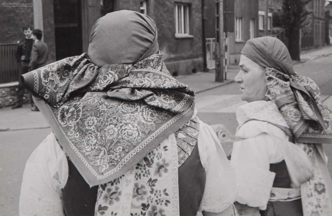 Kobiety w&nbsp;odświętnych strojach rozbarskich podczas procesji Bożego Ciała, Dąbrówka Wielka (obecnie dzielnica Piekar Śląskich), 1987&nbsp;r., fot. Jerzy Brodner. Ze&nbsp;zbiorów Muzeum Górnośląskiego w&nbsp;Bytomiu.