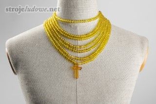 Korale <em>żigloki</em>, szklane z&nbsp;bursztynowym krzyżykiem, Dąbrówka Wielka (dzielnica Piekar Śląskich), lata 30. XX&nbsp;wieku. Ze&nbsp;zbiorów Muzeum Górnośląskiego w&nbsp;Bytomiu.