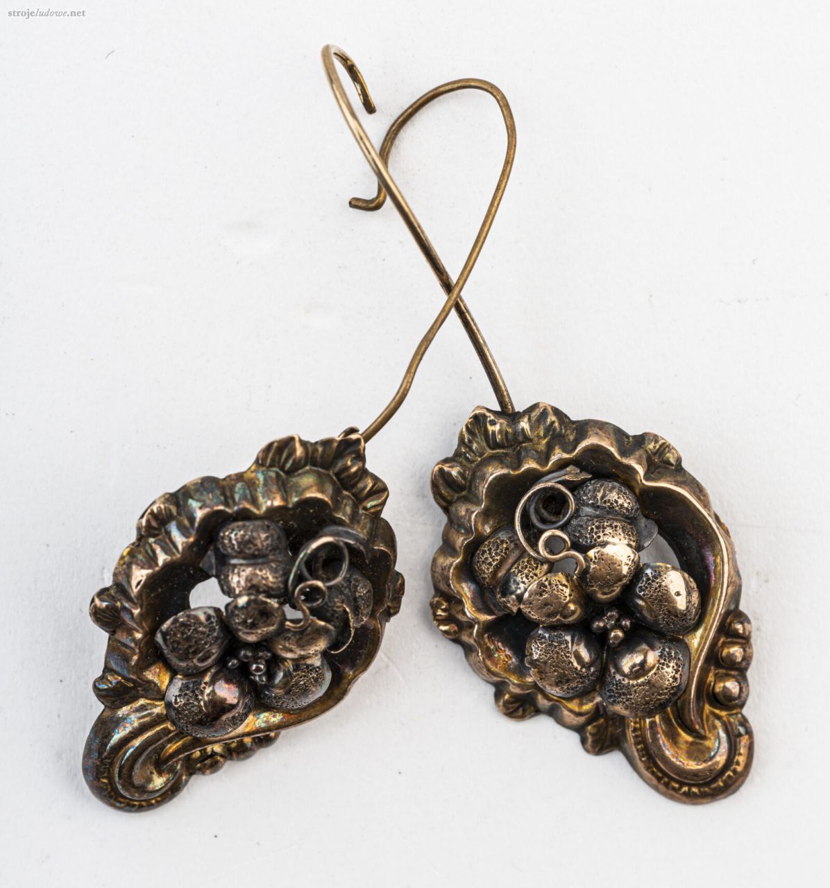 Kolczyki zausznice, złoto double, Szarlej (dzielnica Piekar Śląskich), początek XX&nbsp;w. Ze&nbsp;zbiorów Muzeum Górnośląskiego w&nbsp;Bytomiu.