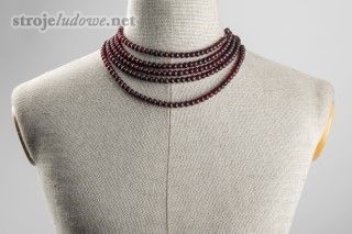 Korale <em>śliwkowe</em> imitujące granaty, Dąbrówka Wielka (dzielnica Piekar Śląskich), lata 30. XX&nbsp;w. Ze&nbsp;zbiorów Muzeum Górnośląskiego w&nbsp;Bytomiu.