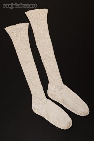 Pończochy bawełniane wykonane na&nbsp;szydełku, dla panny młodej, Szarlej (dzielnica Piekar Śląskich), koniec XIX w. Ze&nbsp;zbiorów Muzeum Górnośląskiego w&nbsp;Bytomiu.