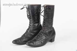 Trzewiki damskie, skóra, Piekary Śląskie, lata 20. XX&nbsp;w. Ze&nbsp;zbiorów Muzeum Górnośląskiego w&nbsp;Bytomiu.