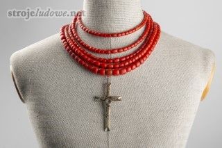 Korale chlebowe z&nbsp;metalowym złoconym krzyżykiem, Bytom, lata 20. XX&nbsp;w. Ze&nbsp;zbiorów Muzeum Górnośląskiego w&nbsp;Bytomiu.