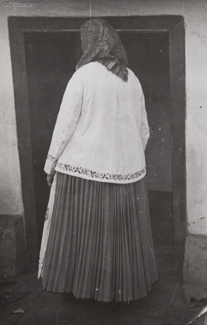 Kobieta w&nbsp;wyjściowym stroju rozbarskim, na&nbsp;letnie popołudnie, Dąbrówka Wielka (obecnie dz. Piekar Śląskich), 1957&nbsp;r., fot. Stefan Deptuszewski. Ze&nbsp;zbiorów Muzeum Górnośląskiego w&nbsp;Bytomiu.