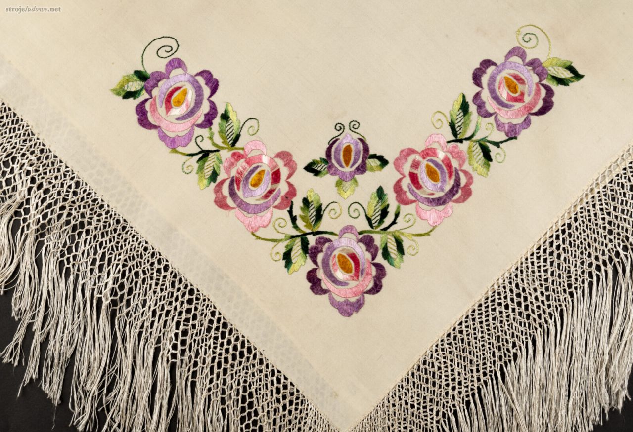 <em>Merynka trzyćwierciówka</em> do stroju rozbarskiego haftowana ręcznie, Orzech, początek XX w. Ze zbiorów Muzeum Górnośląskiego w Bytomiu.