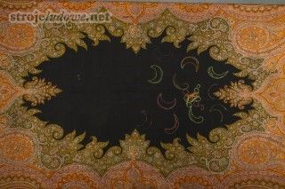 <em>Żdżadełko</em> szpigla do&nbsp;stroju ślubnego z&nbsp;motywem księżyca w&nbsp;nowiu oraz monogramem „TW”, Orzech, początek XX&nbsp;w. Ze&nbsp;zbiorów Muzeum Górnośląskiego w&nbsp;Bytomiu.