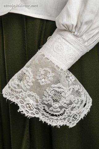 Kreza przy rękawie ślubnego kabotka rozbarskiego, Piekary Śląskie, lata 20. XX&nbsp;w. Ze&nbsp;zbiorów Muzeum Górnośląskiego w&nbsp;Bytomiu.