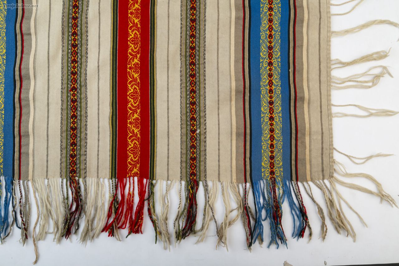 Chusta do&nbsp;stroju ślubnego oraz na&nbsp;ważne uroczystości, Dąbrówka Wielka (Piekary Śląskie), początek XX&nbsp;w. Ze&nbsp;zbiorów Muzeum Górnośląskiego w&nbsp;Bytomiu.