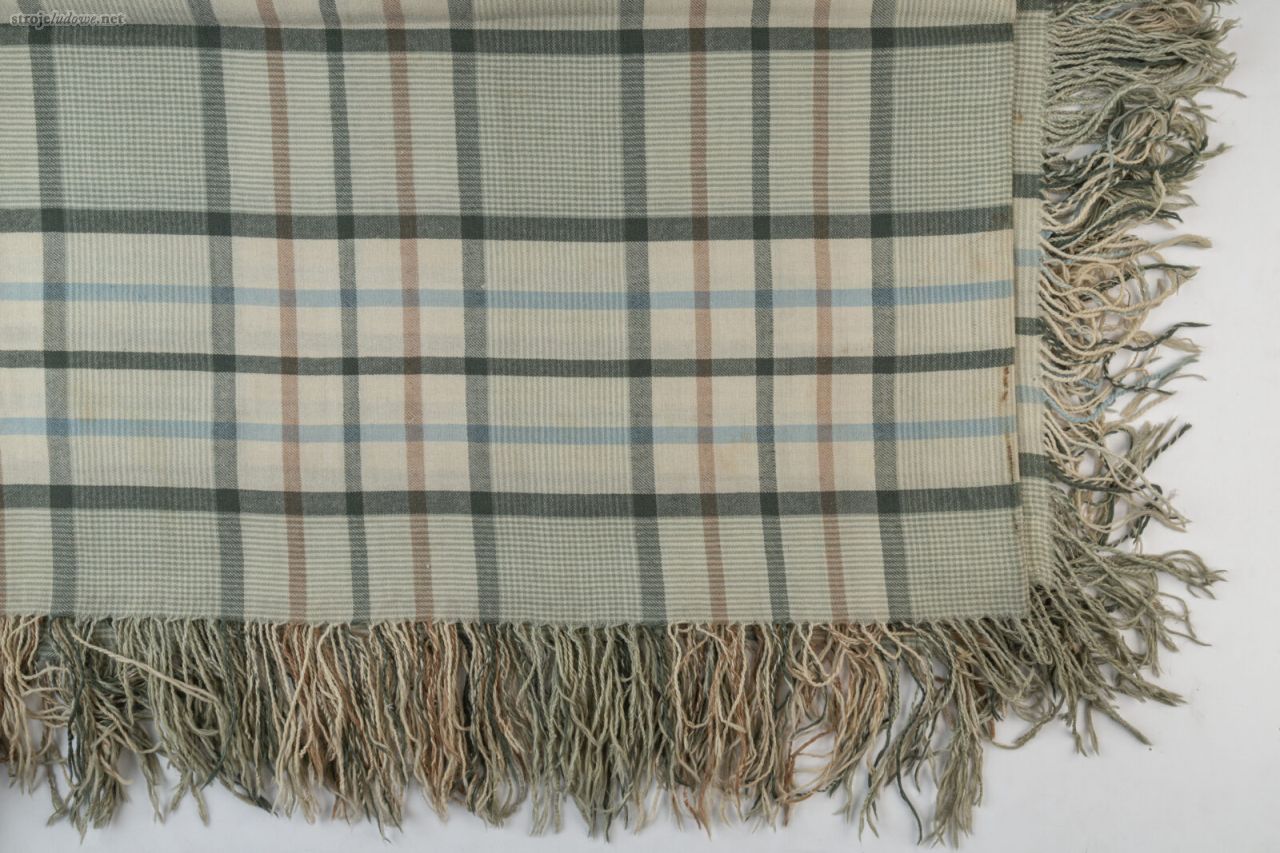 Szaltuch z&nbsp;sitkiem do&nbsp;stroju rozbarskiego, Piekary Śląskie, lata 30. XX&nbsp;w. Ze&nbsp;zbiorów Muzeum Górnośląskiego w&nbsp;Bytomiu.