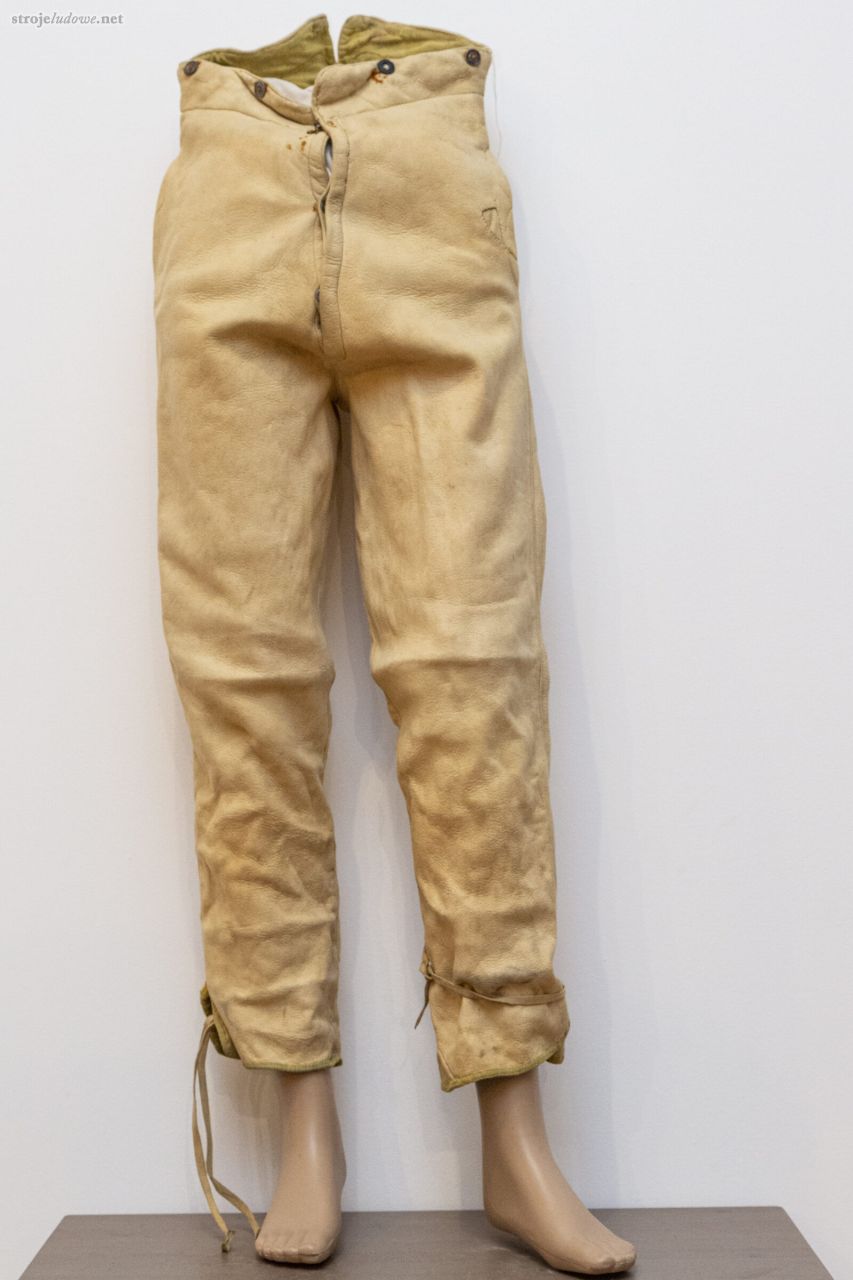 <em>Skórzoki</em>, <em>jelenioki</em> do stroju rozbarskiego, Brzeziny Śląskie (Piekary Śląskie), początek XX w. Ze zbiorów Muzeum Górnośląskiego w Bytomiu.