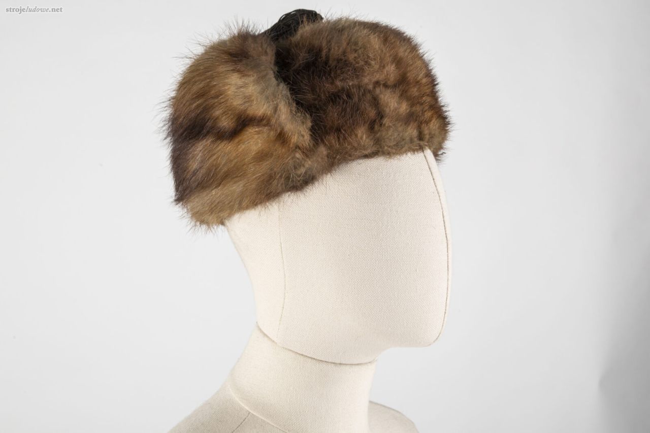 <em>Tchórzówka</em>, aksamit, futro tchórza, Rozbark (Bytom), druga połowa XIX w. Ze zbiorów Muzeum Górnośląskiego w Bytomiu.