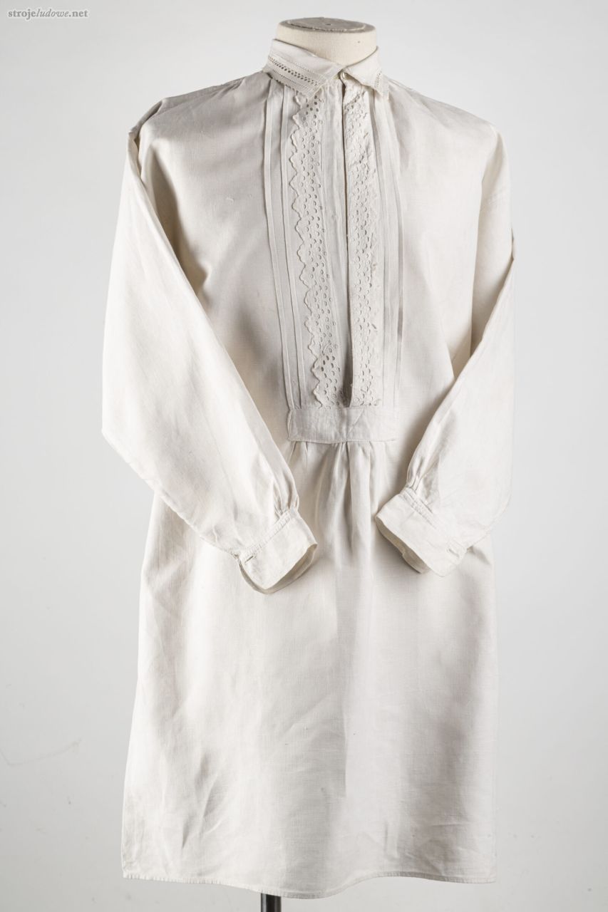Koszula uszyta według tradycyjnego kroju, mereżka, haft dziurkowany, Orzech, lata 20. XX w. Ze zbiorów Muzeum Górnośląskiego w Bytomiu.