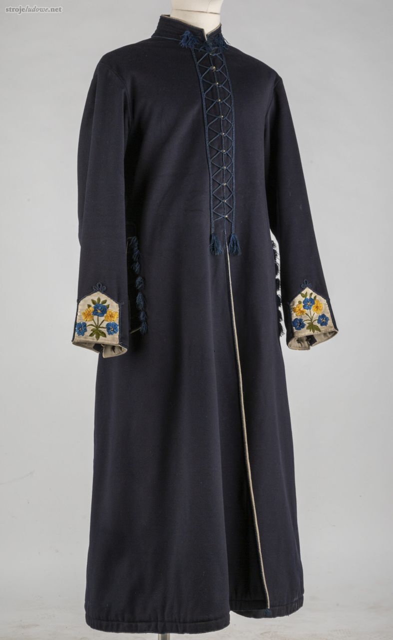 <em>Płoszcz</em> do stroju rozbarskiego dla starszego mężczyzny, haft ręczny, Rozbark (Bytom), druga połowa XIX w. Ze zbiorów Muzeum Górnośląskiego w Bytomiu.
