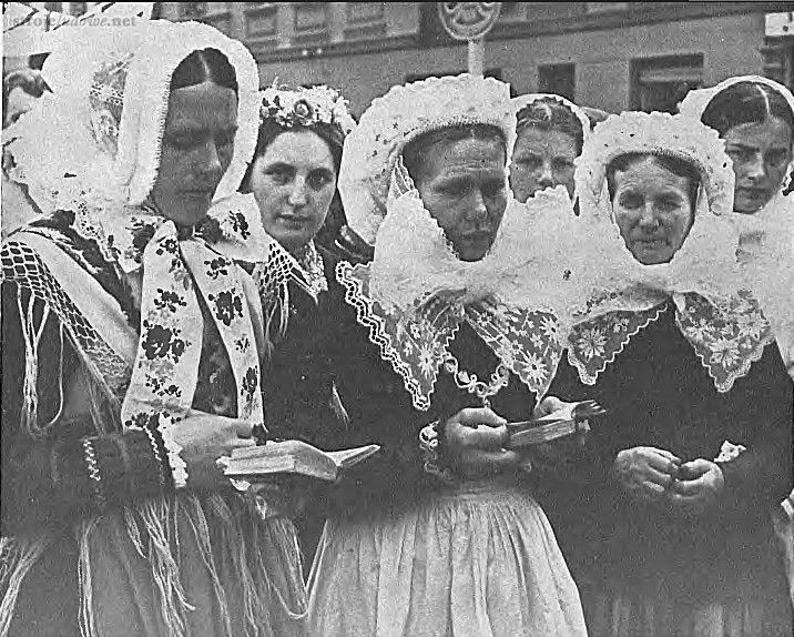 Wieśniaczki z&nbsp;powiatu nowotomyskiego w&nbsp;strojach regionalnych na&nbsp;uroczystości przekazania sprzętu wojskowego w&nbsp;Nowym Tomyślu, fot. nieznany, „Tygodnik Illustrowany”, 1938, nr 29&nbsp;z&nbsp;dn. 17.07.1938, okładka.