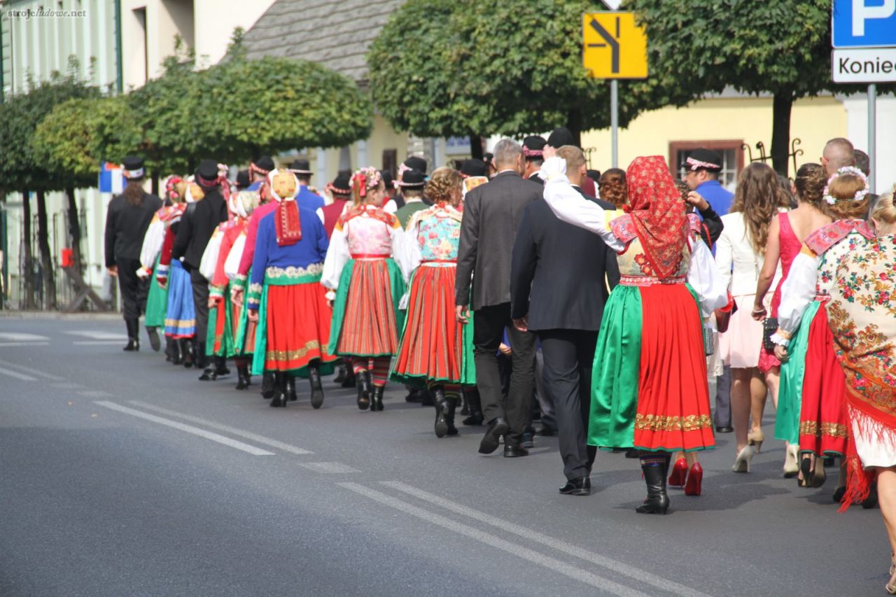 Orszak weselny po ślubie Justyny Majerskiej (Biöetuł) i Rafała Schneidra (Pejter). Wrzesień 2016 r., fot. Gabriel Król