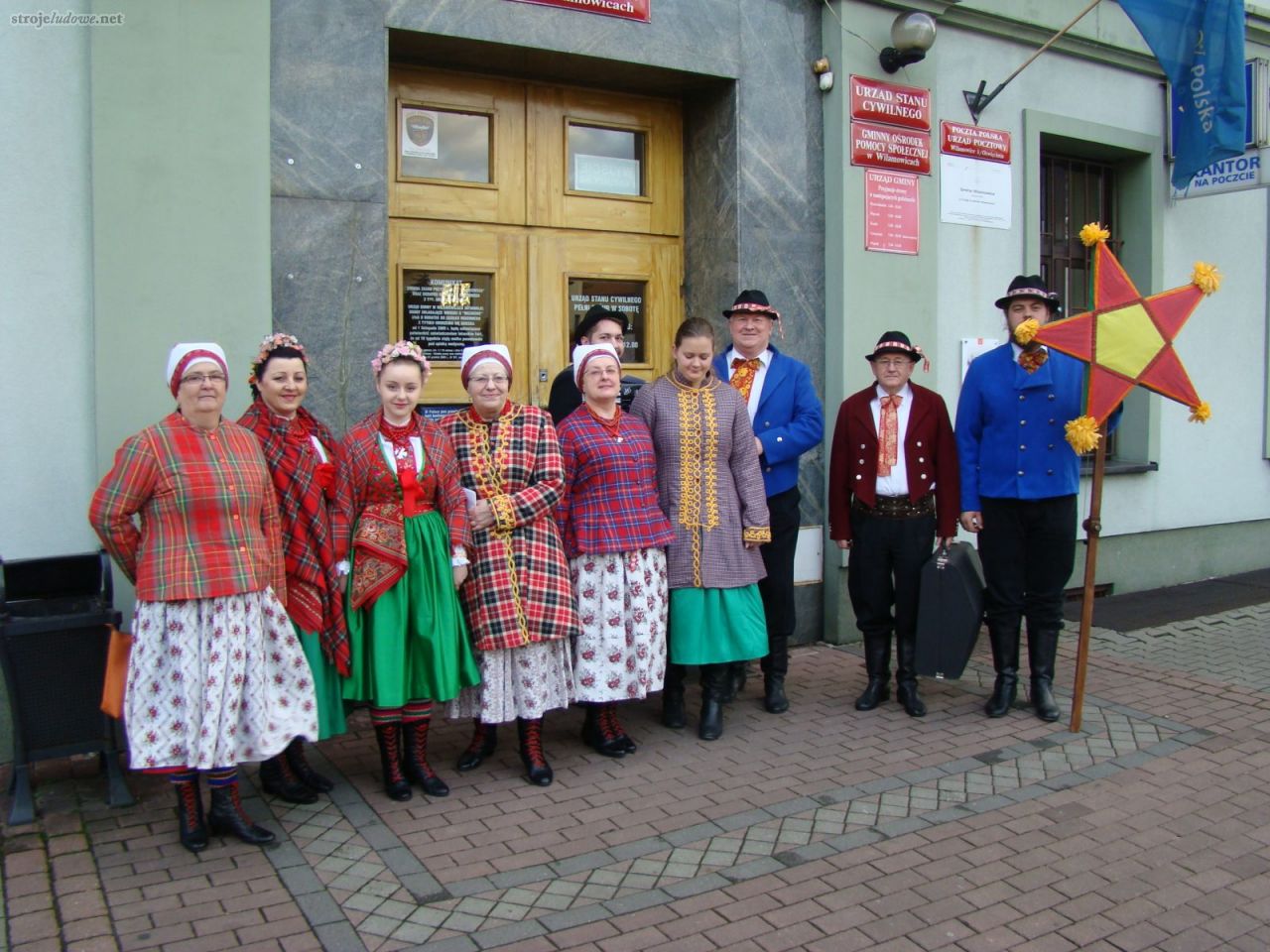 Członkowie Zespołu Regionalnego „Wilamowice” we współczesnych strojach zimowych, które wyróżniają długie „kacabajki” [kacabȧjka] i krótkie „jakły” [fałdajak], fot. z archiwum Stowarzyszenia „Wilamowianie”