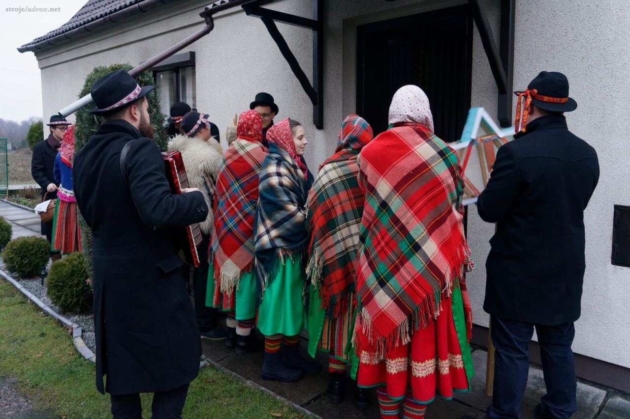 Kolędnicy w strojach wilamowskich. 2018 r., fot. Łukasz Zakrzewski.