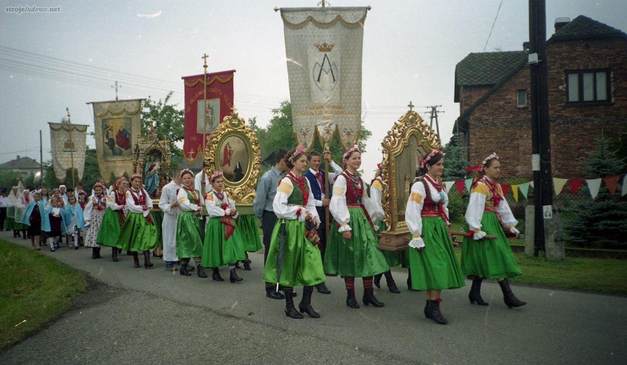 Młodzież (głównie z Zespołu Regionalnego „Fil”) podczas procesji Bożego Ciała. 
19 czerwca 2003 r. Projekt badawczy: Elżbieta Królikowska, Alicja Woźniak, fot. Władysław Pohorecki, Archiwum Etnograficzne Muzeum Archeologicznego i Etnograficznego w Łodzi.