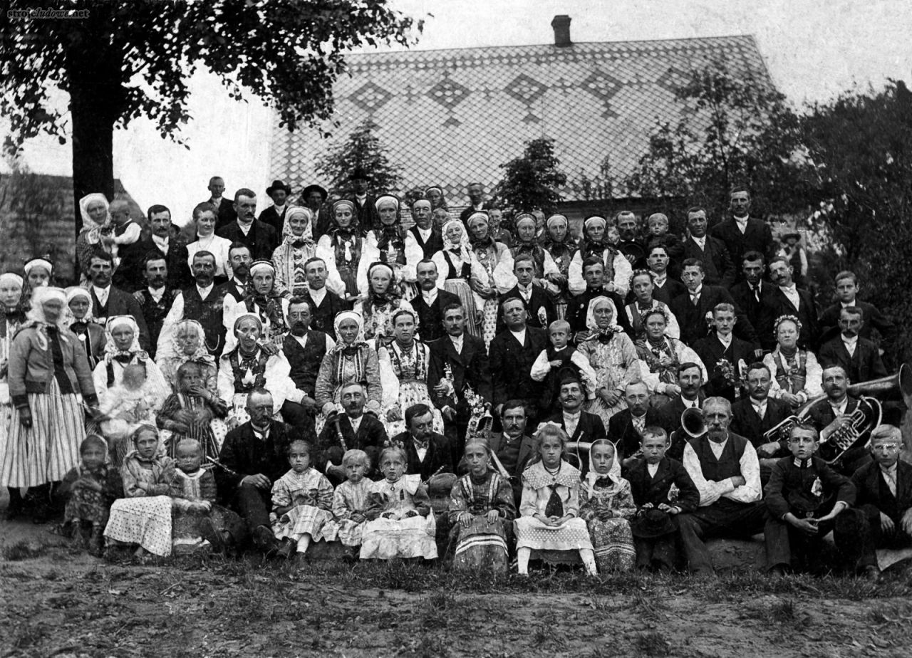 Wesele Anny Schneider (Śnȧjder-Jaśki) i Jana Nowaka (Biba). Stroje zróżnicowane ze względu na wiek i funkcje podczas wesela. 1913 r.