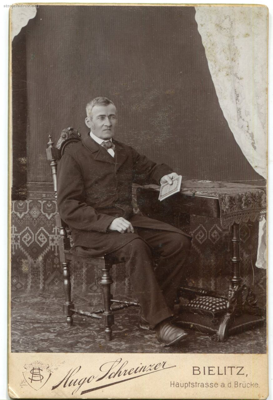Franciszek Biba (Biöetuł-Moc) w stroju odświętnym w atelier w Białej, koniec XIX w.