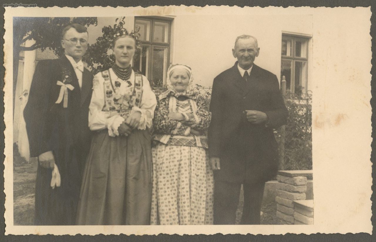 Para młoda: Anna Fox (Biöetuł-Mjyra) i Jan Bilczewski (Sekreter) z dziadkami pana młodego. 

Stroje męskie nie odbiegają od mody miejskiej. Sierpień 1935 r., fot. ze zbiorów Muzeum Historycznego w Bielsku-Białej.