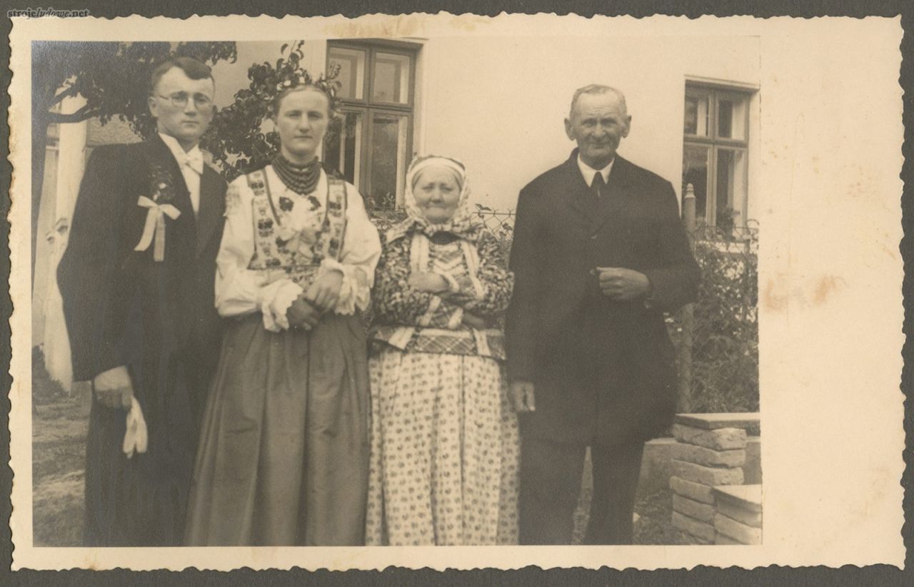 Para młoda: Anna Fox (Biöetuł-Mjyra) i Jan Bilczewski (Sekreter) z dziadkami pana młodego. 

Stroje męskie nie odbiegają od mody miejskiej. Sierpień 1935 r., fot. ze zbiorów Muzeum Historycznego w Bielsku-Białej.