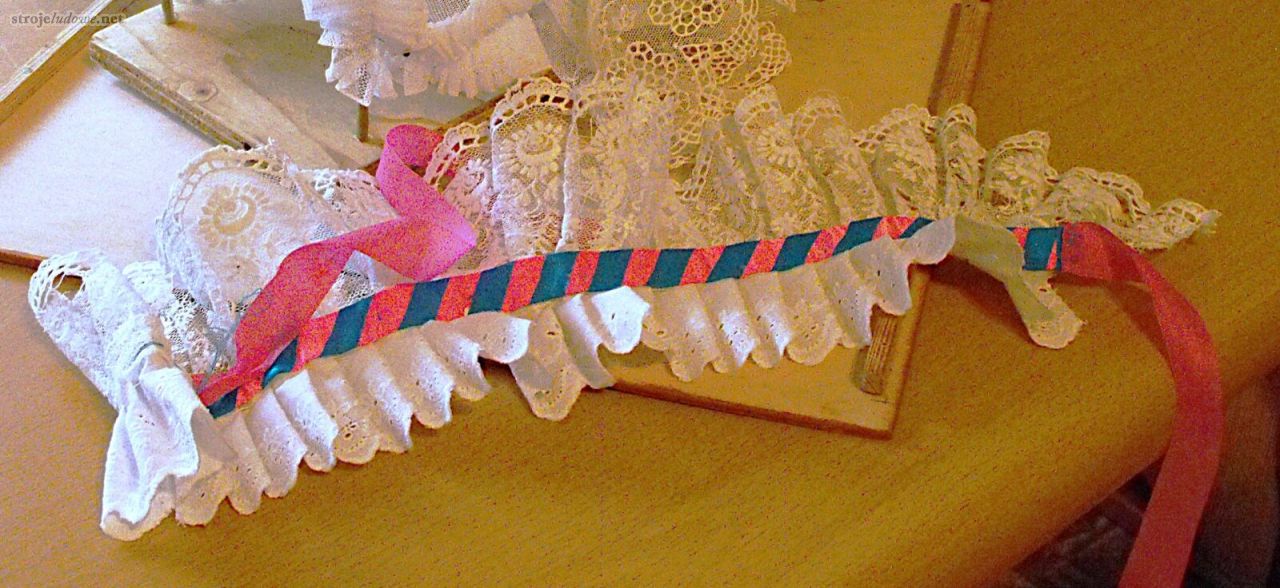 Kreza (kruz) z&nbsp;tiulu i&nbsp;płótna, zdobiona haftem maszynowym, Dąbrówka Wielkopolska, I&nbsp;połowa XX&nbsp;w. Ze&nbsp;zbiorów Muzeum Kultur Świata, Oddziału Muzeum Narodowego w&nbsp;Poznaniu, fot. A. Cieślawska

Na koszulę zakładano dwuczęściowy kruz: w&nbsp;górnej części zazwyczaj batystowy, a w&nbsp;dolnej tiulowy. Jego węższa górna część okalała szyję, tworząc rodzaj stójki, a&nbsp;szersza, dolna leżała na&nbsp;ramionach, piersiach i&nbsp;plecach jak kołnierzyk. Czasem kruzy były w&nbsp;całości jednolite - batystowe albo tiulowe. Obie części kruza zdobił biały haft (ręczny lub maszynowy), a&nbsp;miejsce ich zszycia przysłaniała niebieska lub różowa wstążeczka ułożona na&nbsp;całej swojej długości w&nbsp;drobne zakładki lub kontrafałdki. 
