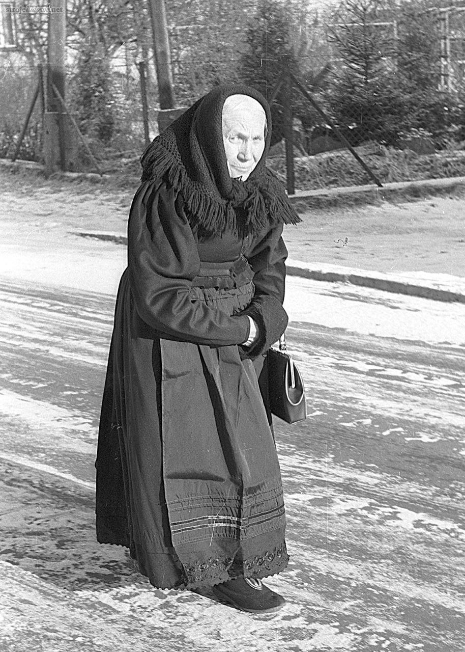 Kobieta w&nbsp;stroju dąbrowieckim idąca do&nbsp;kościoła, Dąbrówka Wielkopolska, 16.02.1975 r., fot. B. Linette, Cyfrowe Archiwum im. Józefa Burszty, Nr&nbsp;inwent.: 000922n.

Starsze kobiety ubierały się zwykle całe na&nbsp;czarno, nie nosiły kryzików ani korali.

