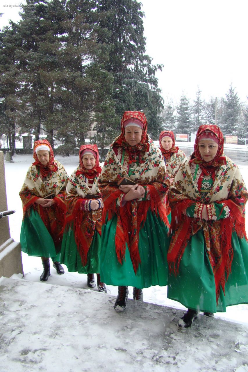 Kobiety z Zespołu Regionalnego „Wilamowice” podczas sesji zdjęciowej w przedwojennych strojach na Boże Narodzenie. 2012 r., fot. Justyna Majerska (Biöetuł) 

Od strojów na Boże Ciało stroje na Boże Narodzenie różniły się zakładaniem jupki czyli kaftana zamiast koszuli i odświętnego gorsetu, czerwoną chustką nagłowną [toüruttihła] zamiast welonu i dużą turecką odziewaczką [wȧjs ymertihła]. 
